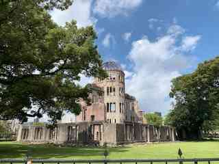 天候は晴れ。世界遺産・原爆ドームを見上げながら、子どもたちはそれぞれ何を感じたでしょう。