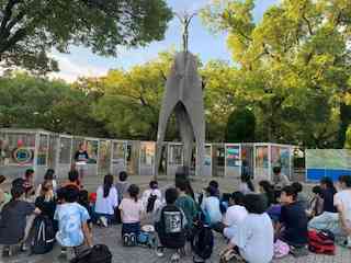 平和のつどい（原爆の子の像前広場にて）